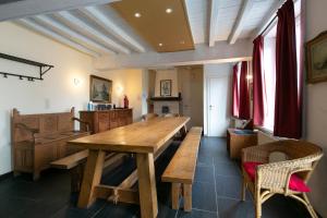 瓦圖的住宿－Landgoed Karel van Yedeghem，一间带木桌和椅子的用餐室