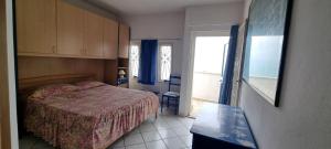 - une petite chambre avec un lit et une fenêtre dans l'établissement Attico Blu Mare, à Porto Recanati