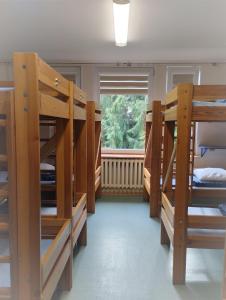 Łóżko lub łóżka piętrowe w pokoju w obiekcie Youth Hostel Podlasie