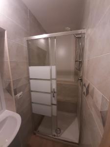 una doccia con porta in vetro in bagno di Casa Incanto Marina Bis a Marina di Ragusa
