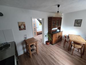 un soggiorno con tavolo e una sala da pranzo di Ferienwohnung, Ferienapartment, Monteurwohnung, a Wittlich