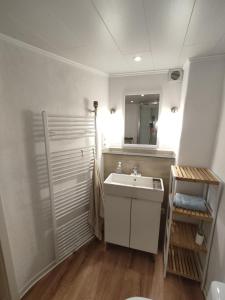 ein Badezimmer mit Waschbecken und Spiegel in der Unterkunft Ferienwohnung, Ferienapartment, Monteurwohnung, in Wittlich + 4 Fotos