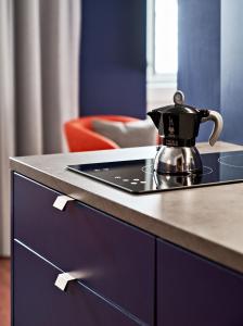 a tea kettle sitting on top of a kitchen counter at URBANAUTS STUDIOS Minelli in Trieste