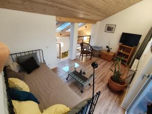 ein Schlafzimmer mit Bett und ein Wohnzimmer in der Unterkunft Ferienwohnung, Ferienapartment, Monteurwohnung, in Wittlich