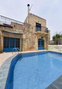 una gran piscina frente a una casa en Tan-Nahla (128B) Holiday Farmhouse with Private Pool en Il-Pergla