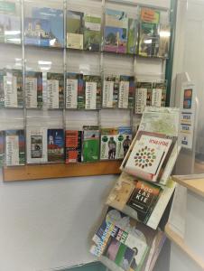 półka pełna książek w sklepie w obiekcie Youth Hostel Podlasie w mieście Białystok