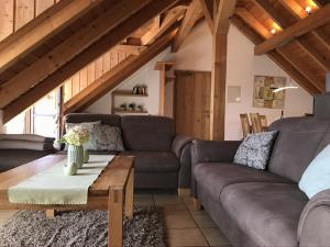 ein Wohnzimmer mit einem Sofa und einem Couchtisch in der Unterkunft Ferienweingut Peter Stübinger in Leinsweiler