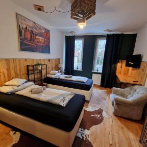 sala de estar con 2 camas y sofá en VICTORY GuestHouse - Handwerker Pension, en Bielefeld