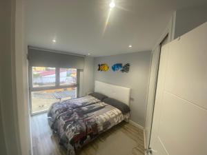 Schlafzimmer mit einem Bett und einem Fenster in der Unterkunft Casa Marga in San Juan de la Arena