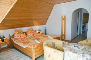 um quarto com uma cama grande e 2 cadeiras em Williams Haus em Hévíz