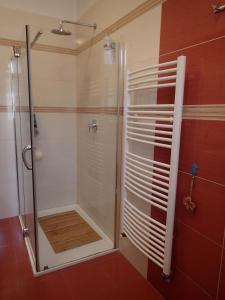 um chuveiro com uma porta de vidro na casa de banho em Superior apartment em Bratislava