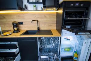 Η κουζίνα ή μικρή κουζίνα στο StayFine - smartes Design Apartment in Chemnitz Hilbersdorf