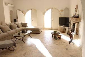 salon z kanapą i stołem w obiekcie Villa Naïa Domaine Béluga Bounouma kerkennah w mieście Safakis