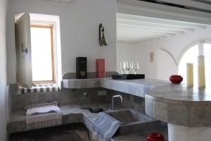 cocina con fregadero de hormigón y ventana en Villa Naïa Domaine Béluga Bounouma kerkennah, en Sfax