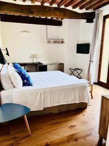 sypialnia z dużym łóżkiem i telewizorem w obiekcie Guest House w mieście Campagnatico