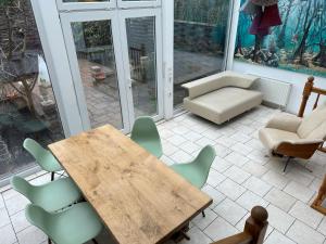 a living room with a wooden table and chairs at Doppelbett Suite, nähe Messe in Düsseldorf