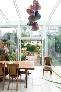 a dining room with a wooden table and chairs at Doppelbett Suite, nähe Messe in Düsseldorf