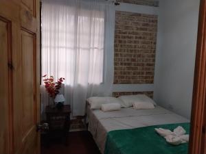 a bedroom with two beds and a window at Casa de Alicia in Concepción de Ataco