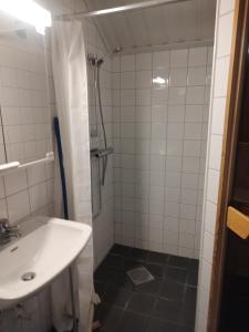 uma casa de banho com um lavatório e um chuveiro em Holiday Club Åre Tegefjäll em Åre