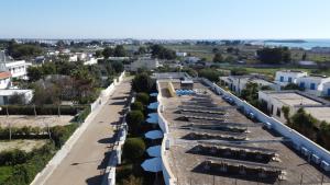 uma vista aérea de uma cidade com edifícios em Villette Il Colle em Porto Cesareo