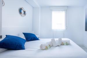 Łóżko lub łóżka w pokoju w obiekcie El Ancla de Bermeo By Urdaibai Rentals