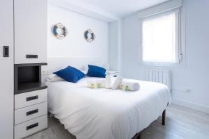 Łóżko lub łóżka w pokoju w obiekcie El Ancla de Bermeo By Urdaibai Rentals