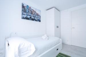 Łóżko lub łóżka w pokoju w obiekcie El Ancla de Bermeo By Urdaibai Rentals