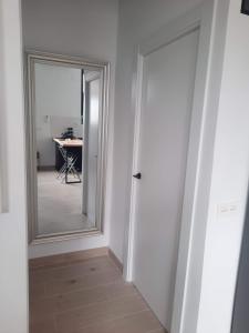薩莫拉的住宿－Colon 13，走廊上设有镜子和桌子
