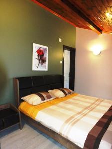Ce lit se trouve dans une chambre dotée d'un mur vert. dans l'établissement Heykel Residence, à Bursa