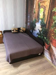 1 cama con 2 almohadas en una habitación con plantas en Ahtme mnt apartaments, en Ahtme