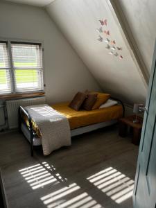 een slaapkamer met een bed op zolder bij Veendijkhoeve in Oosterwolde