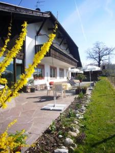 ein Haus mit gelben Blumen davor in der Unterkunft Landhaus Weingut in Girlan