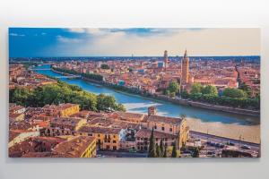 vista su una città con un fiume e su edifici di Residenza Elisabetta a Verona