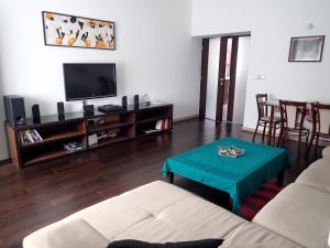 uma sala de estar com um sofá e uma televisão em Superior apartment em Bratislava