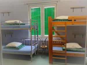 Łóżko lub łóżka piętrowe w pokoju w obiekcie Youth Hostel Podlasie