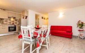 uma sala de estar com uma mesa e um sofá vermelho em sweet home station em Roma