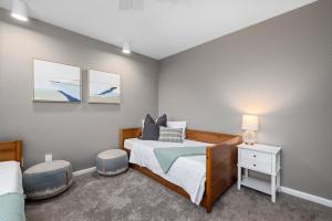 Hadley's Place at Pointe Royale, Pristine 2 Bed 2 Bath Condo客房内的一张或多张床位