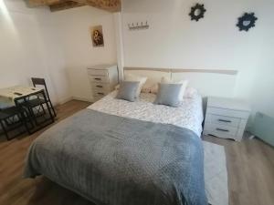Łóżko lub łóżka w pokoju w obiekcie Habitaciones Casa Santander Playa Valdenoja