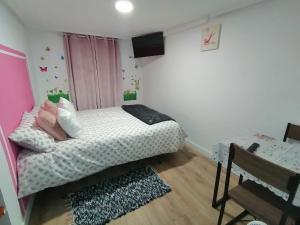 Łóżko lub łóżka w pokoju w obiekcie Habitaciones Casa Santander Playa Valdenoja