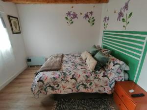 Łóżko lub łóżka w pokoju w obiekcie Habitaciones Casa Santander Playa Valdenoja