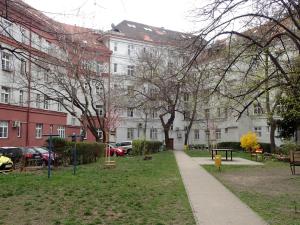 um parque em frente a um grande edifício em Superior apartment em Bratislava