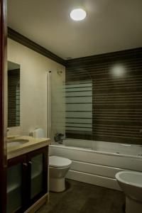 Villa Ramiro في أزيتاو: حمام مع مرحاض وحوض استحمام ومغسلة