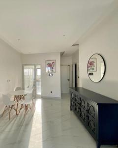 O zonă de relaxare la Magnifique Appartement avec PISCINE sur le toit, 3 Chambres, 4 Salles de Bain, Salle de Gym et Terrasse, LUXURY & COMFORT in ALMADIES +38 fotografii