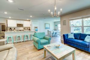 Foley Vacation Rental 7 Mi to Gulf Shores Beaches في فولي: غرفة معيشة مع أرائك زرقاء وطاولة