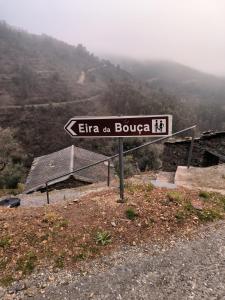 un letrero de la calle a un lado de una montaña en Dreams in Xisto, en Piódão