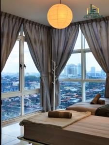 een slaapkamer met 2 bedden en een groot raam bij KSL D'Esplanade By JettBros Johor Bahru in Johor Bahru