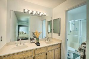 Koupelna v ubytování Bay Area Home Rental Near Six Flags and Napa Valley! + 20 fotografií