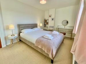 a bedroom with a bed with two towels on it at Bay tree Cottage Hemsley in Helmsley