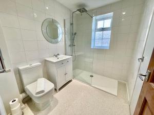 a bathroom with a toilet and a shower and a sink at Bay tree Cottage Hemsley in Helmsley