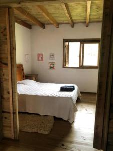 a bedroom with a bed and a window at Praia do Silveira Canto Sul in Garopaba